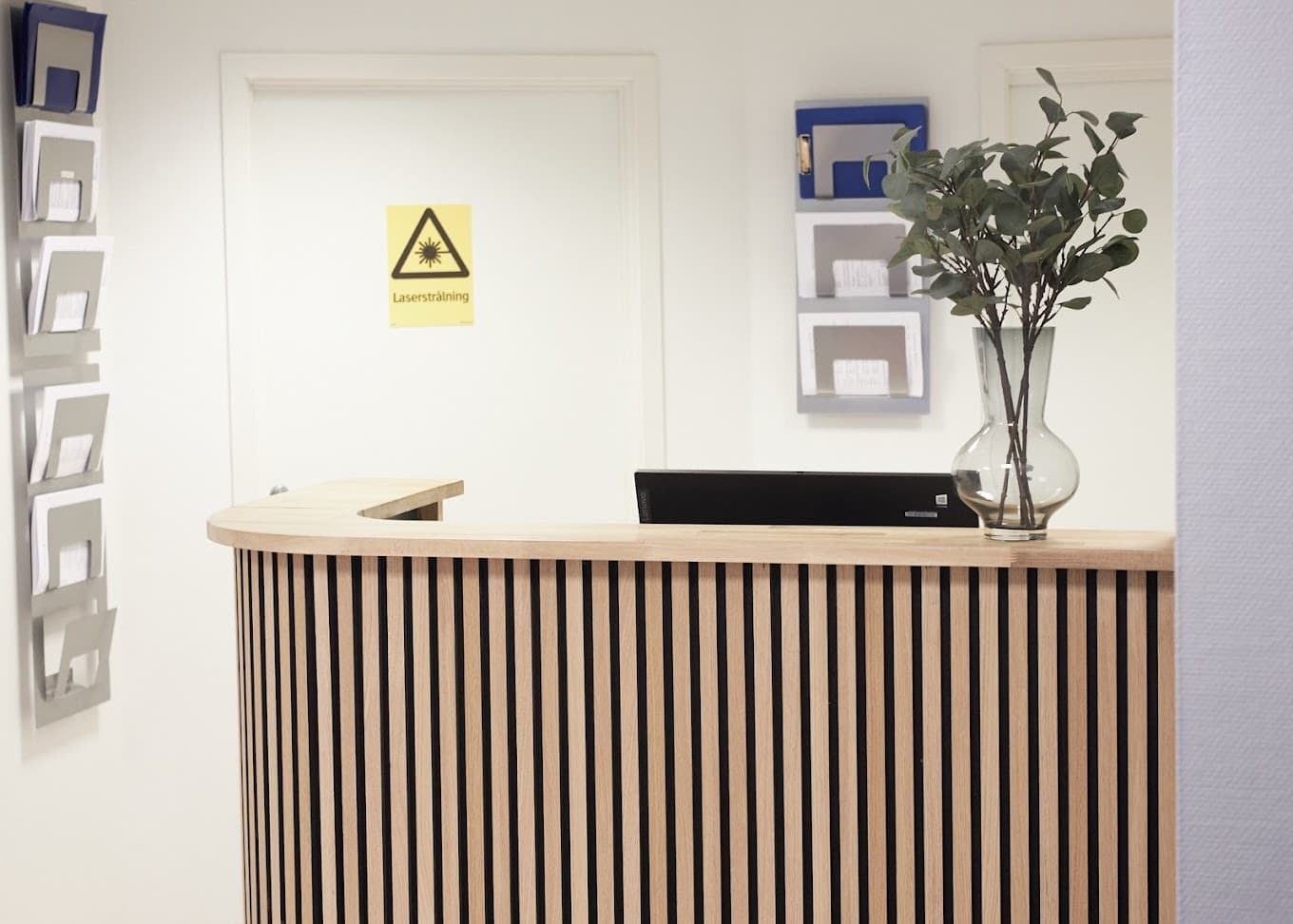 Resepsjon og mottaksområde hos Oslo Kosmetiske Lasersenter på Majorstuen - lyse og moderne lokaler