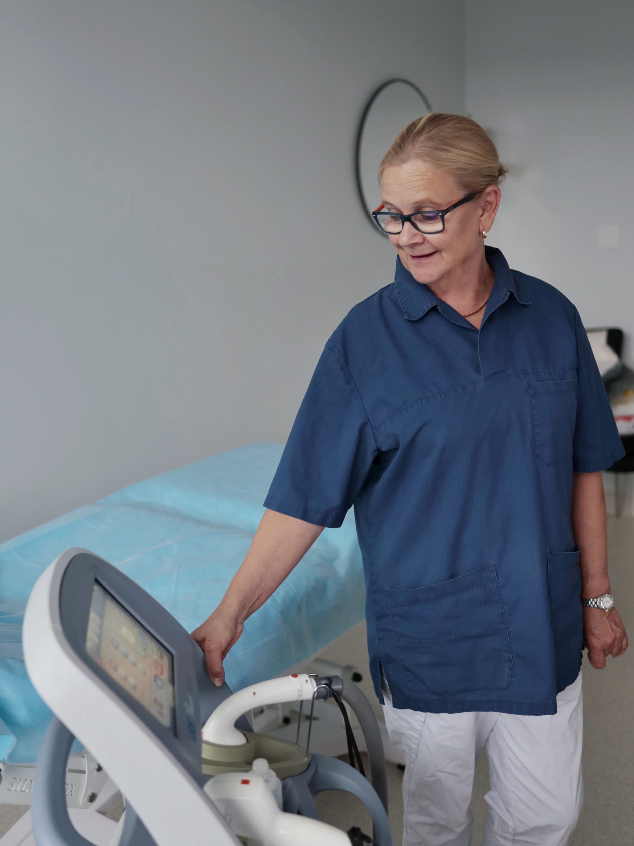 Tone Ørnholt i behandlingsrommet med moderne laserutstyr for hårfjerning og tatoveringsfjerning